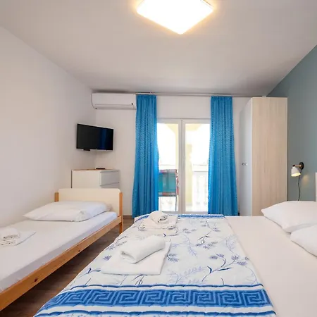 兹德拉夫科公寓酒店 *