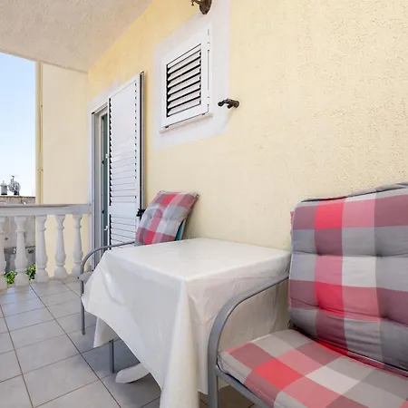 兹德拉夫科公寓酒店 * 特罗吉尔