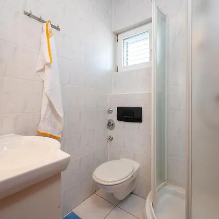 兹德拉夫科公寓酒店 * 特罗吉尔