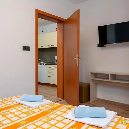 兹德拉夫科公寓酒店 * 特罗吉尔