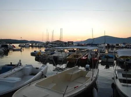 兹德拉夫科公寓酒店 特罗吉尔