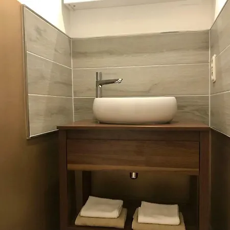 兹德拉夫科公寓酒店 *