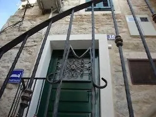 兹德拉夫科公寓酒店 * 特罗吉尔